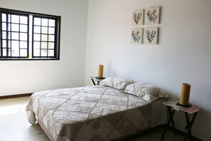 1 habitación, tabla de planchar con plancha y cunas gratuitas 