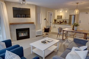 Fernseher, Kamin, DVD-Player