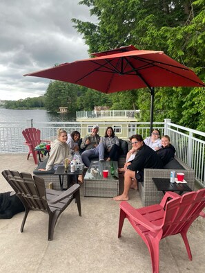 Outdoor dining - Lake Muskoka in Muskoka Bay (Gravenhurst)