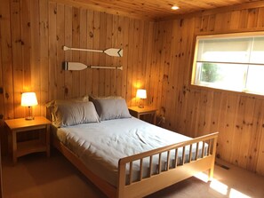 7 bedrooms, free WiFi, bed sheets - Family Friendly Stoney Lake Cottage (Lakefield)