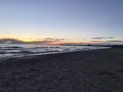 Stylish Sauble Beach Cottage– 3-Bedroom Family Getaway, 10 Min Walk to the Beach