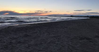 Stylish Sauble Beach Cottage– 3-Bedroom Family Getaway, 10 Min Walk to the Beach