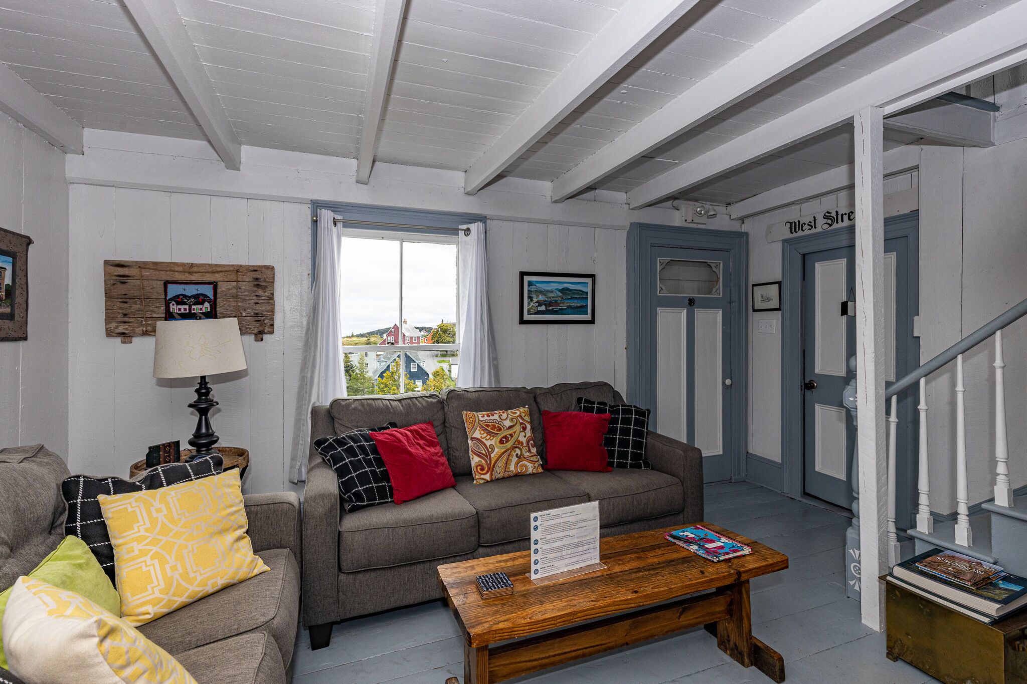 Televisión, chimenea y estéreo 