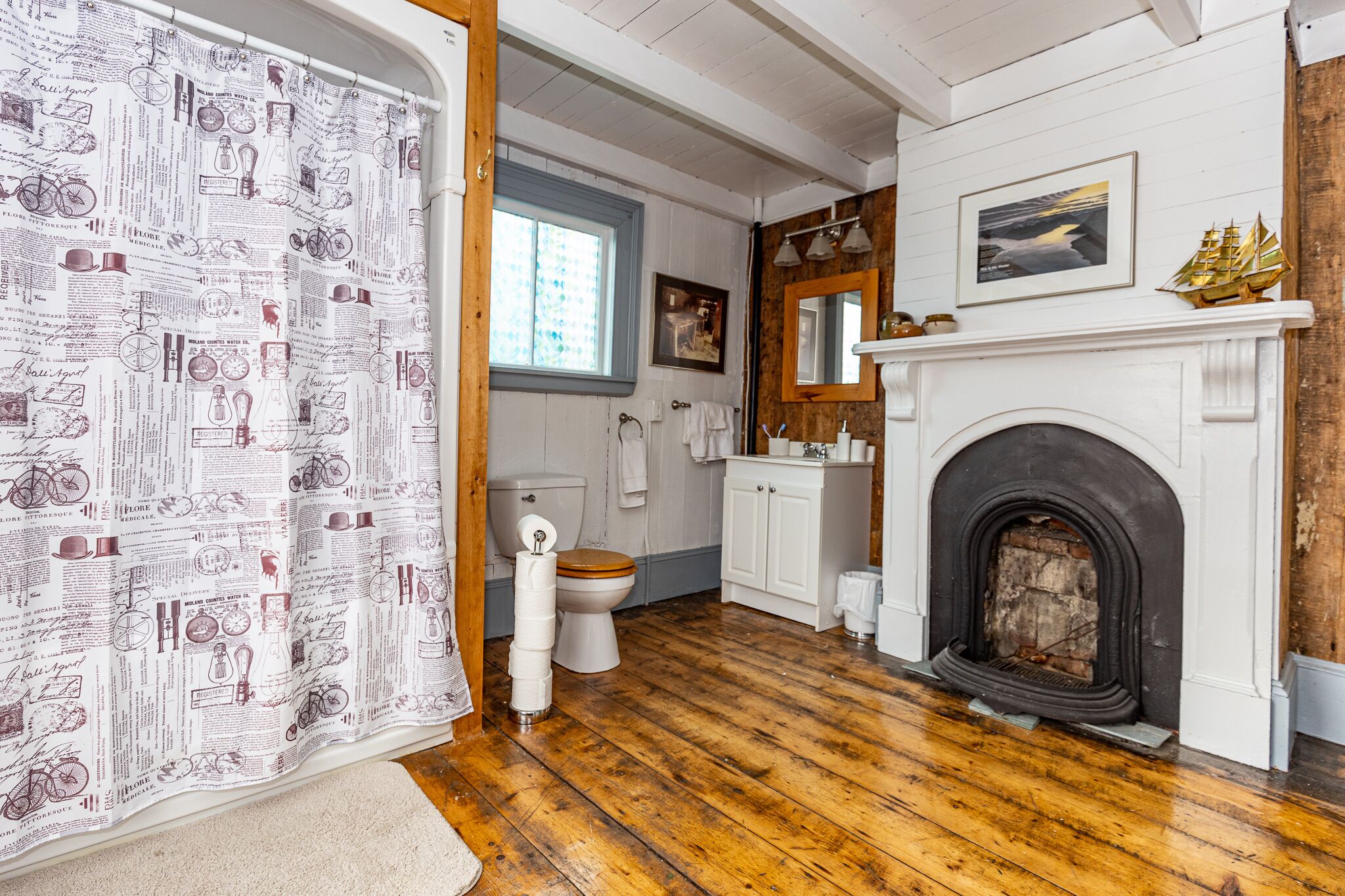 مجففات شعر، مناشف، صابون، ورق حمّام