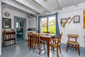 Dining - Traditional cottage in historic trinity (Trinity, Trinity Bay)