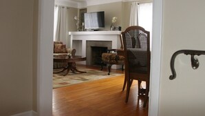 Una sala de estar con chimenea, televisor y comedor.