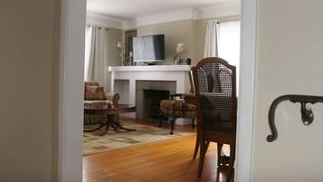 Smart TV, fireplace, DVD player, books