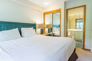 2 bedrooms, iron/ironing board, Internet, bed sheets - Aspens # 547 Prime Ski-in Ski-out Location! Top Floor Unit, Pool, Hot tubs, BBQ (Whistler)