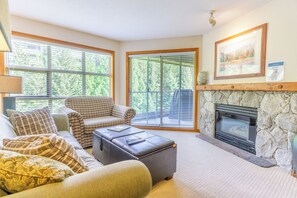 TV, fireplace, DVD player - Aspens # 547 Prime Ski-in Ski-out Location! Top Floor Unit, Pool, Hot tubs, BBQ (Whistler)