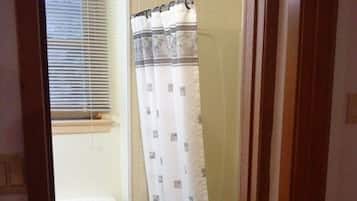 Ensemble douche/baignoire, serviettes fournies, savon, shampoing