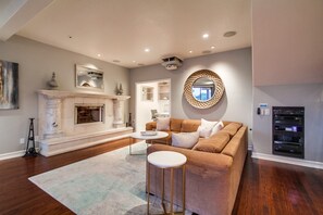 Smart TV, fireplace, Netflix, streaming services