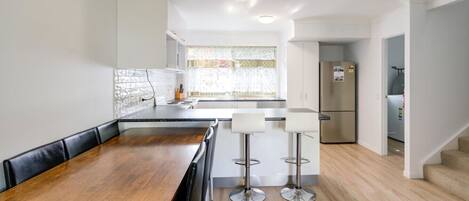 ثلاجة، ميكروويف، فرن، موقد طهي مسطح