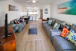 テレビ、Netflix、DVD プレーヤー、ストリーミングサービス