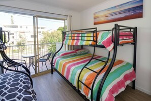 3 Schlafzimmer, Schreibtisch, Bügeleisen/Bügelbrett, WLAN