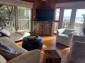 Smart TV, books, video library - BEACH FRONT to BAY with boatdock, swimming pool, pickleball courts and  kayaks. (Panacea)