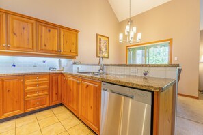 Fridge, microwave, oven, stovetop - Painted Cliff 16 Ski-in, Ski-out Luxury with serene mountain views, sleeps 8 (Whistler)