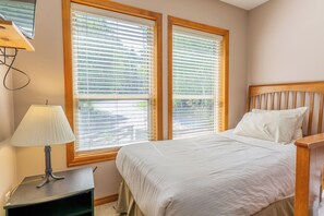 3 bedrooms, iron/ironing board, internet, bed sheets