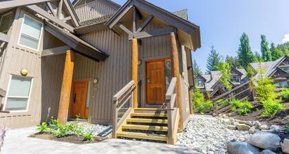 Painted Cliff 16 Ski-in, Ski-out Luxury with serene mountain views, sleeps 8