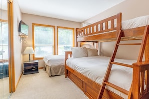 3 bedrooms, iron/ironing board, internet, bed sheets