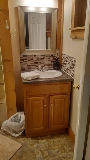 Ensemble douche/baignoire, sèche-cheveux, serviettes fournies