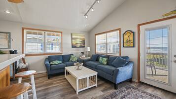 Smart-TV, DVD-Player, Bücher, Stereoanlage