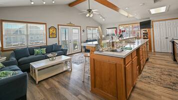 Smart TV, reproductor de DVD, libros, estéreo