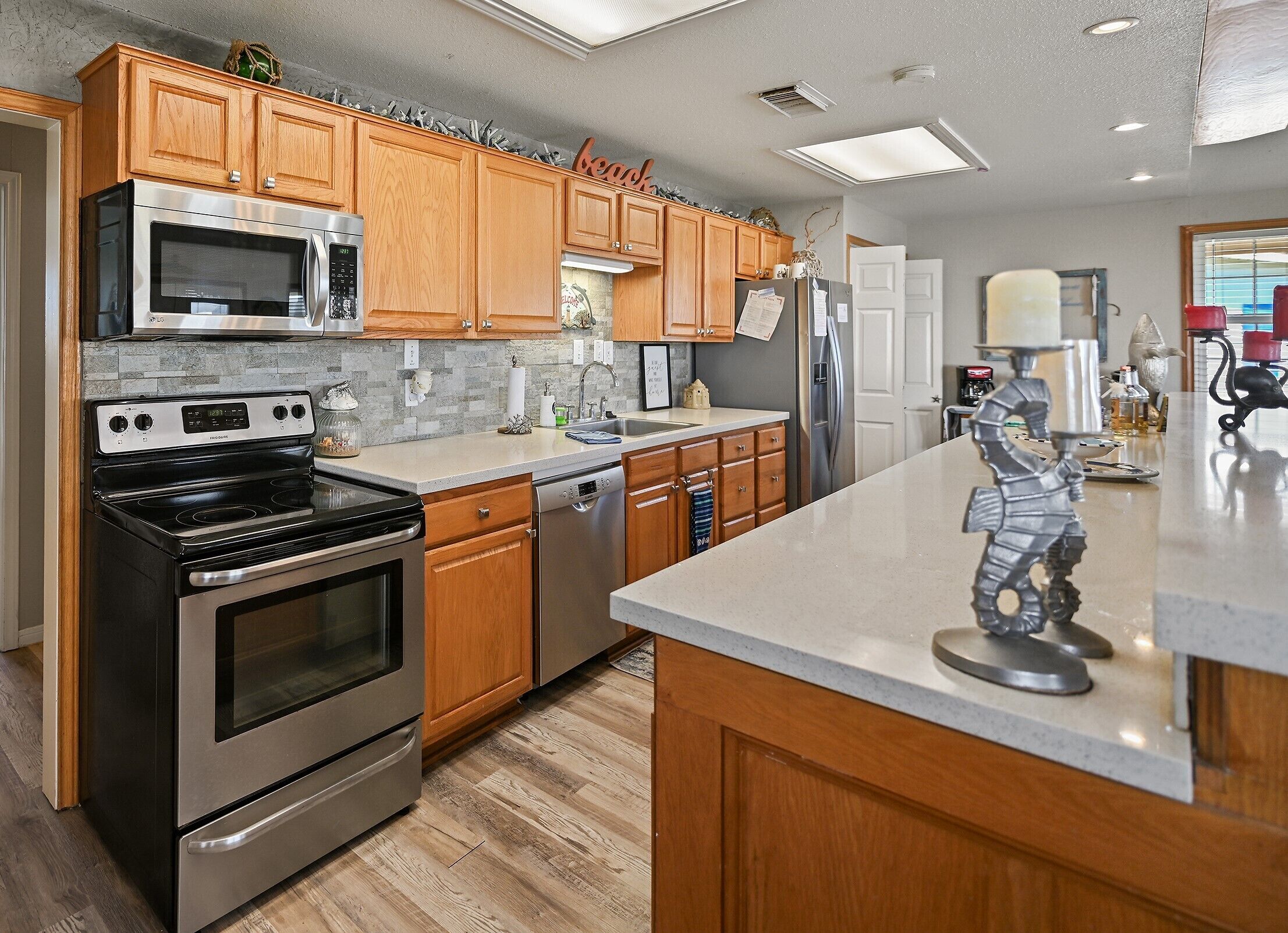 Coffee/tea maker, fridge, microwave, oven