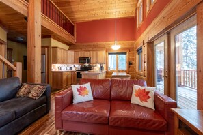 Smart TV, fireplace, DVD player, books - Deer Lodge - 2 Bedroom Luxurious Log Cabin in Golden  - with Private hot tub (Golden)