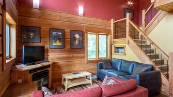 Een smart-tv, een open haard, een dvd-speler en boeken