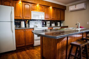 Fridge, microwave, oven, stovetop - Peridot By The Shore, Rocky Harbour Newfoundland (Rocky Harbour)