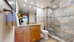 Douche, séchoir à cheveux, serviettes fournies
