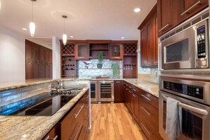 Fridge, microwave, oven, stovetop - ♥ Hilltop Hacienda – Private Villa with Panoramic Views! ♥ (San Diego)