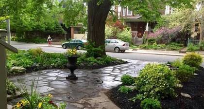 Beautiful 1 Bedroom Garden Apt In Roncesvalles High Park.