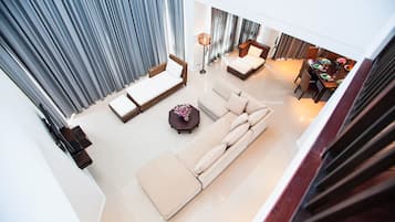 3 Bedrooms Villa | Oleskelualue | 32–tuumainen taulutelevisio, jossa kaapelikanavat