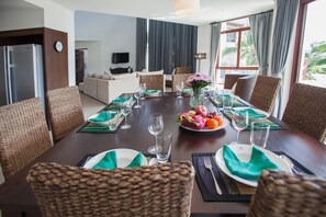 3 Bedrooms Villa | In-room dining