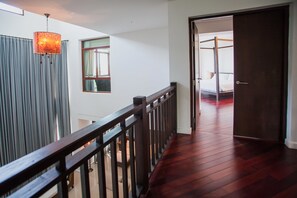 3 habitaciones, caja de seguridad en la habitación y escritorio 