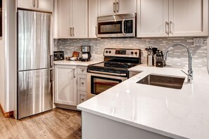 Refrigerador, microondas, horno y parrilla de estufa