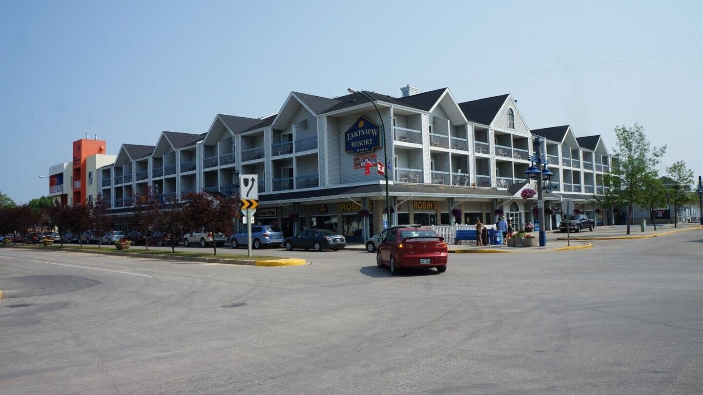 Un hôtel à plusieurs étages, avec une enseigne indiquant « Lakeview Resort ».