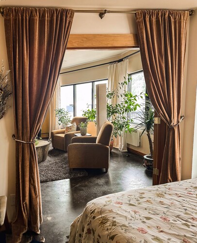 Walk everywhere from Railtown Suite! + spacious, beautiful, & comfortable.