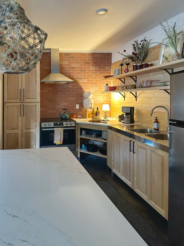 Refrigerador, microondas, horno y parrilla de estufa 