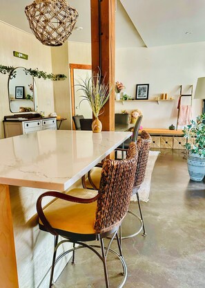 Dining - Walk everywhere from Railtown Suite! + spacious, beautiful, & comfortable. (Nelson)