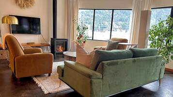 Smart TV, fireplace