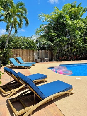 Utendørsbasseng og et oppvarmet basseng