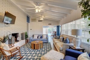 Smart-TV, DVD-spiller og bøker