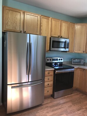 Refrigerador, microondas, horno y parrilla de estufa 