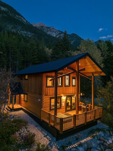 Bear Lodge - 3 Bedroom Luxurious Log Cabin, Private Hot Tub and Mountain Views