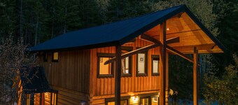 Bear Lodge - 3 Bedroom Luxurious Log Cabin, Private Hot Tub and Mountain Views