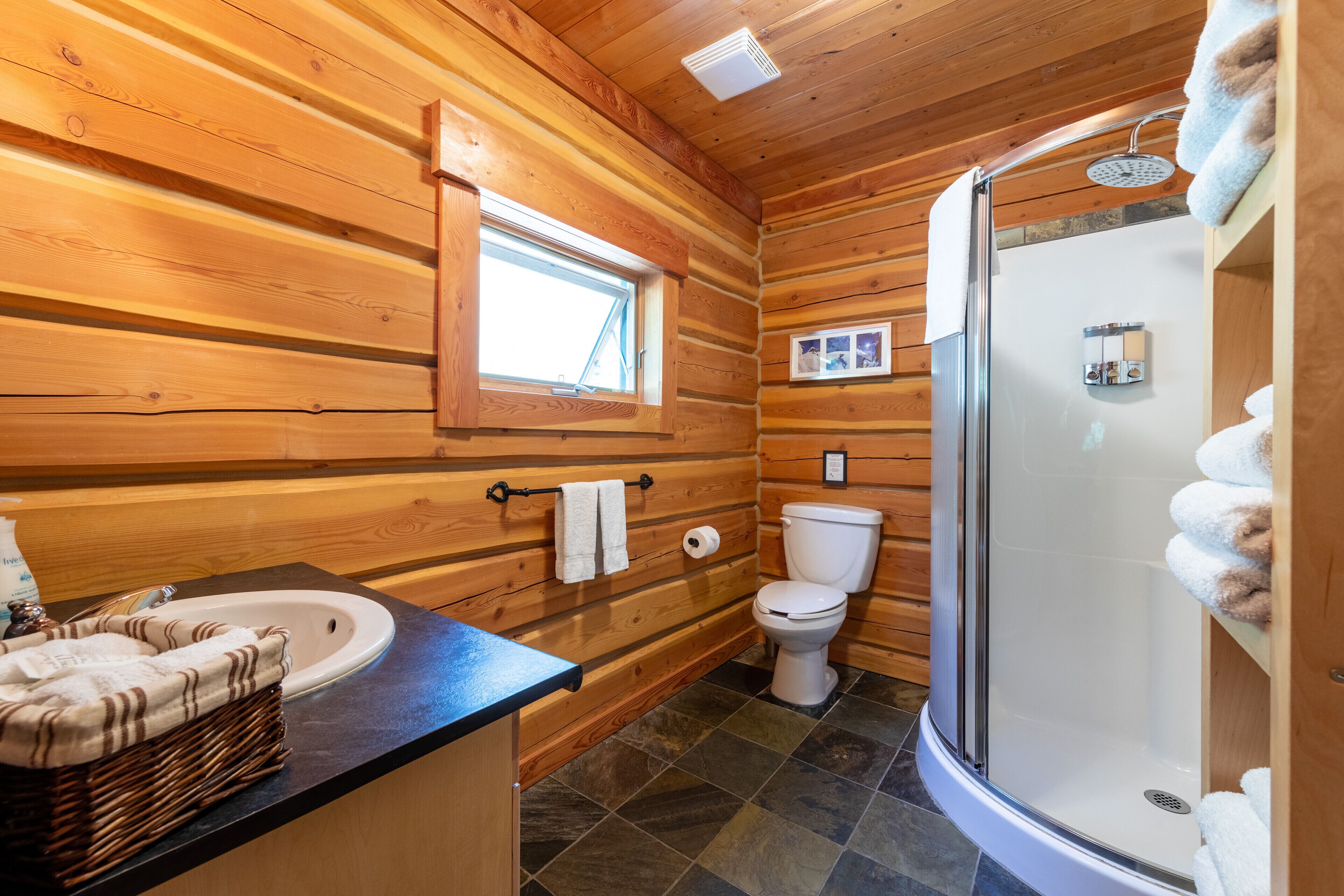 Douche, séchoir à cheveux, serviettes fournies, savon