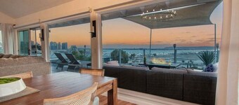 ♥ Luxury Hilltop Retreat in the City - Hot Tub! Central Location! Unforgettable Views! ♥