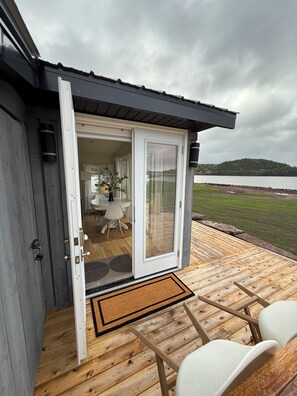 Outdoor dining - The Artists Cabin - On the Bay of Fundy (St. Andrews)